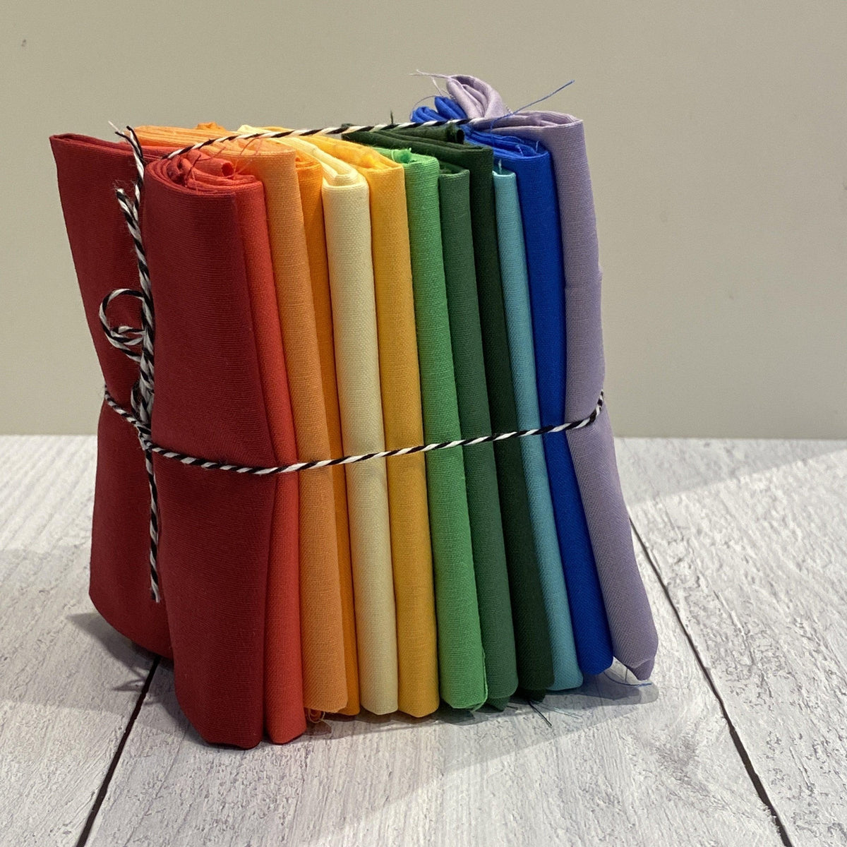 Kona - Fat Quarter Bundle of Kona Solids (12 Pieces) - rainbow ombre - gatherhereonline.sbs