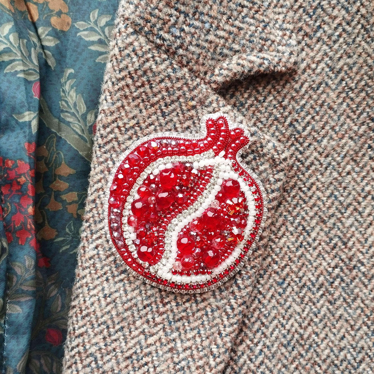 CraftShopOnline-Pomegranate Brooch Kit: DIY Seed Bead Embroidery-craft kit-gather here online